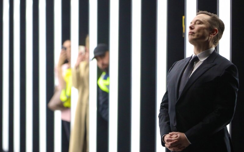 Маск предложил выкупить Twitter за  млрд и сделать компанию частной