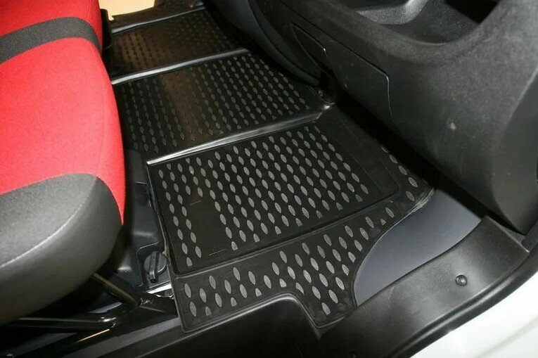 Коврики в салон автомобиля: особенности выбора