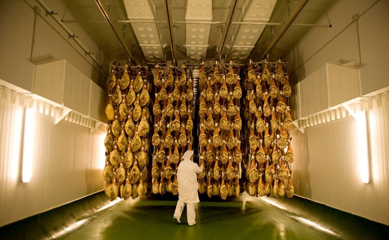 СДЭК сообщил о задержании посылок с хамоном в аэропорту Шереметьево