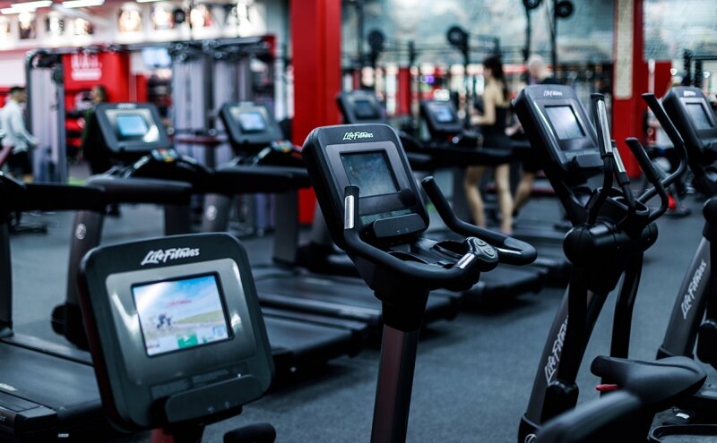 «Ведомости» сообщили о риске дефицита тренажеров в фитнес-клубах