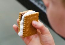 Конфета против грусти: почему россияне едят все больше сладкого