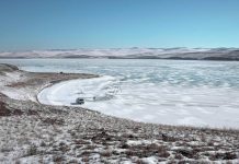 На Байкале открыли ледовые переправы к горячим источникам и рыбацким местам