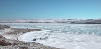 На Байкале открыли ледовые переправы к горячим источникам и рыбацким местам