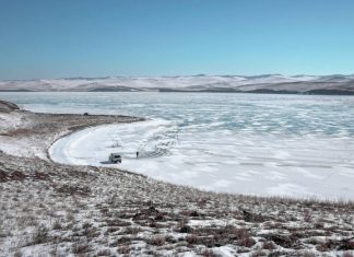 На Байкале открыли ледовые переправы к горячим источникам и рыбацким местам