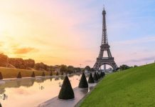 На Эйфелевой башне открыли экстремальный мост