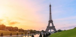 На Эйфелевой башне открыли экстремальный мост