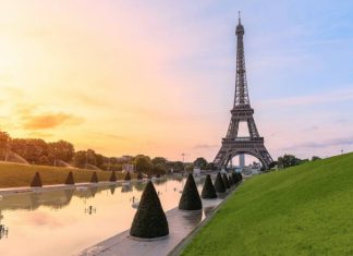 На Эйфелевой башне открыли экстремальный мост