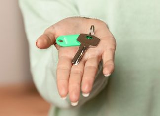 В России женщины чаще мужчин покупают квартиру до брака