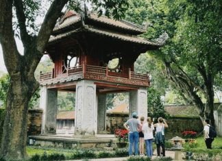 Вьетнам разрешил застрявшим туристам продлить визы на 30 дней