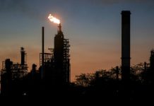 Заливают — не зальют: почему интервенции не смогут снизить цены на нефть