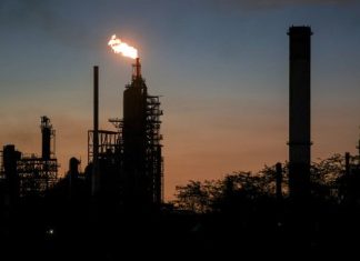 Заливают — не зальют: почему интервенции не смогут снизить цены на нефть