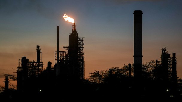 Заливают — не зальют: почему интервенции не смогут снизить цены на нефть