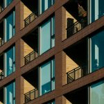 Крупные банки снизили ставки по рыночной ипотеке и кредитам