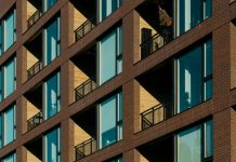 Крупные банки снизили ставки по рыночной ипотеке и кредитам