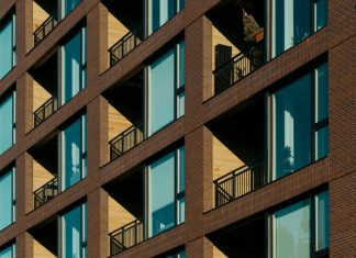 Крупные банки снизили ставки по рыночной ипотеке и кредитам