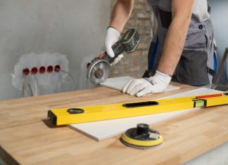 Россиянам напомнили о штрафах до 80 тысяч рублей за ремонт квартиры в обед