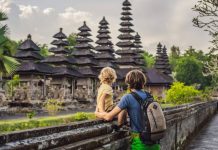 Туристам на Бали напомнили о визах