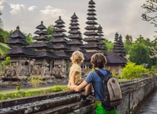 Туристам на Бали напомнили о визах