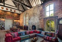 В Англии продаётся бывший монастырь начала XI века, переделанный в жилой дом