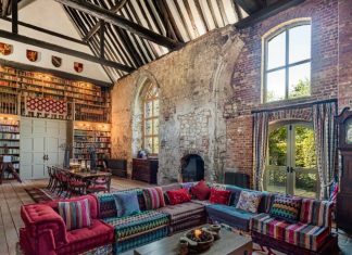 В Англии продаётся бывший монастырь начала XI века, переделанный в жилой дом