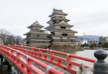 В японском городе с туристов начнут брать плату