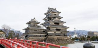 В японском городе с туристов начнут брать плату