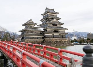 В японском городе с туристов начнут брать плату