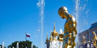 В Петергофе запустили фонтаны и открыли летний сезон