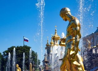 В Петергофе запустили фонтаны и открыли летний сезон