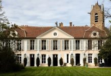 Во Франции продаётся поместье Карла Лагерфельда