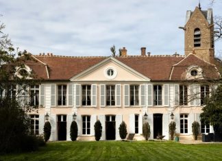 Во Франции продаётся поместье Карла Лагерфельда